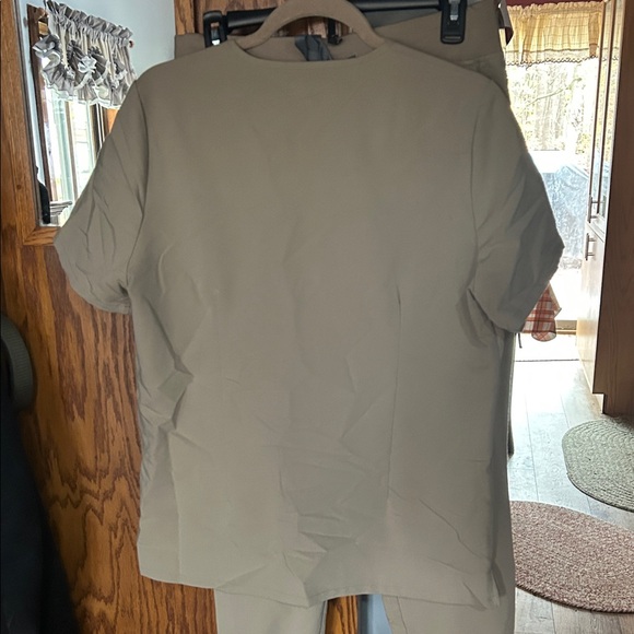 Figs Women's LARGE Khaki Tan Scrub Set - Picture 4 of 10